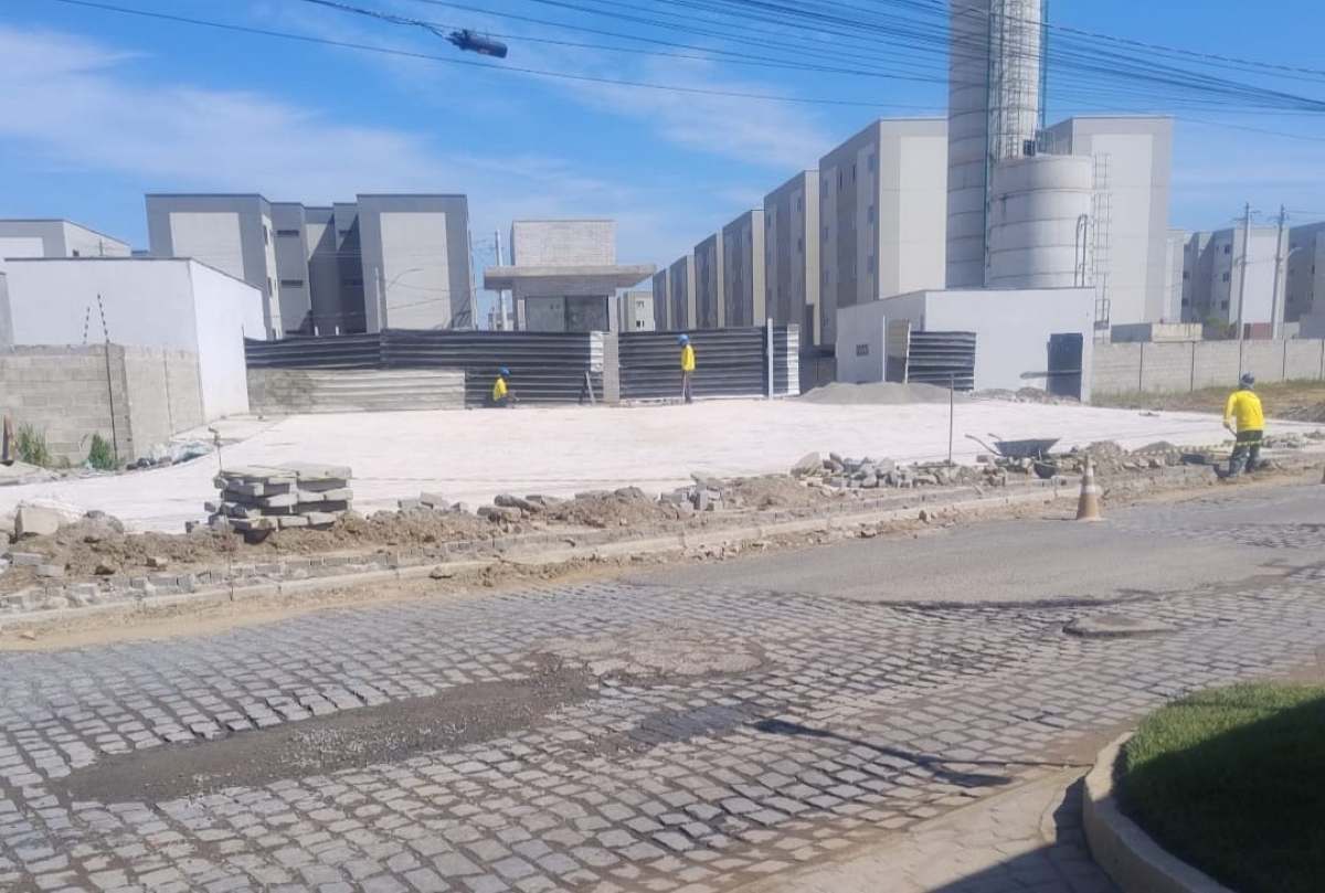 Desnível no passeio do Condomínio Lúmini, no bairro Papagaio