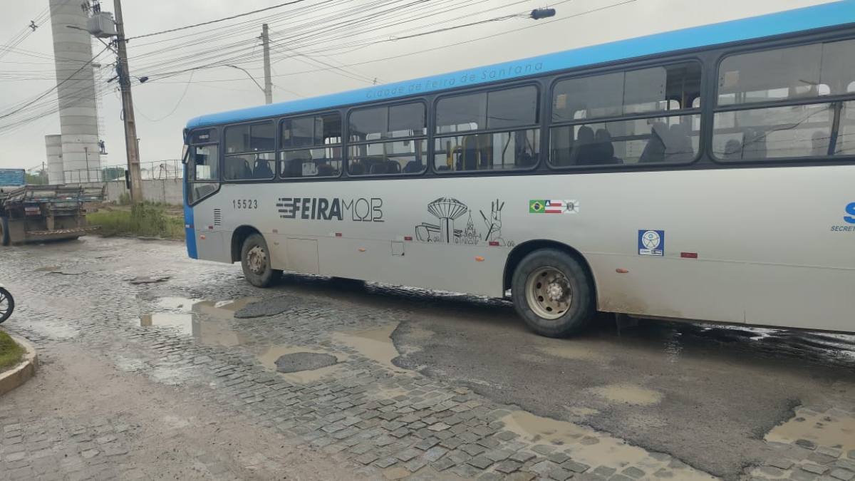 Desnível no passeio do Condomínio Lúmini, no bairro Papagaio