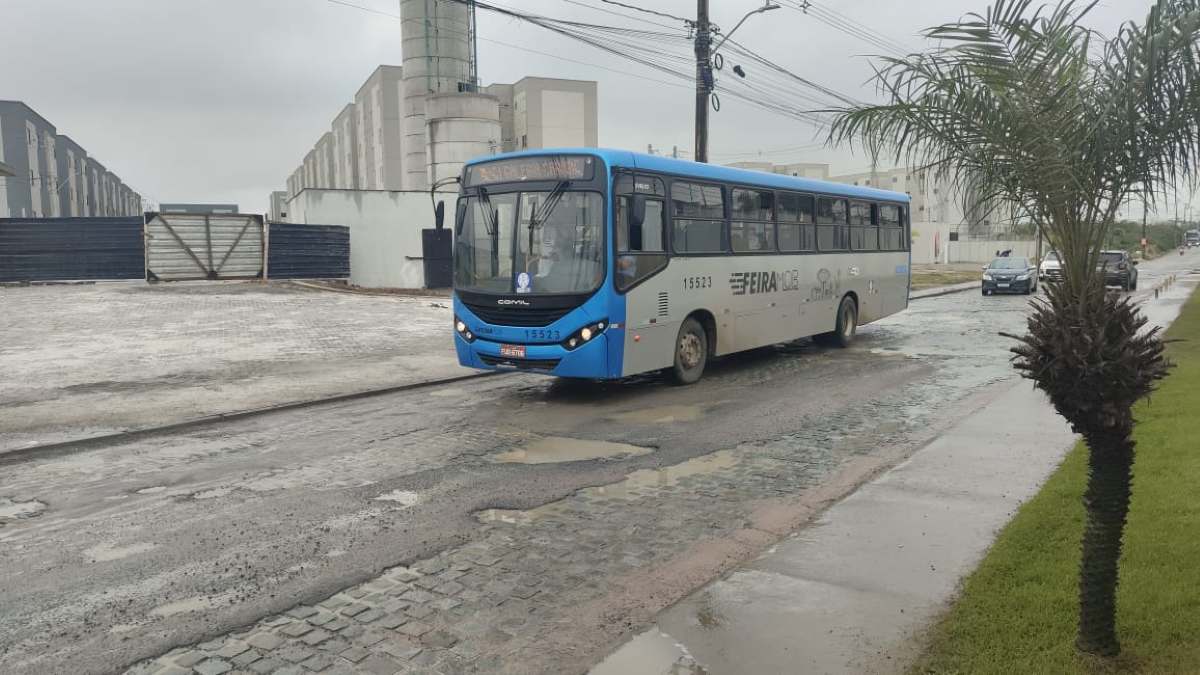 Desnível no passeio do Condomínio Lúmini, no bairro Papagaio