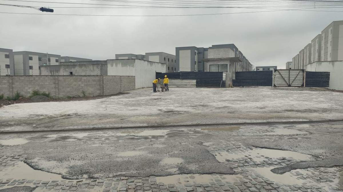 Desnível no passeio do Condomínio Lúmini, no bairro Papagaio