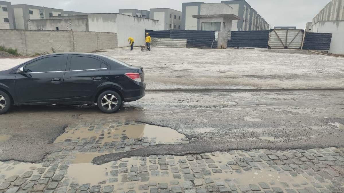 Desnível no passeio do Condomínio Lúmini, no bairro Papagaio