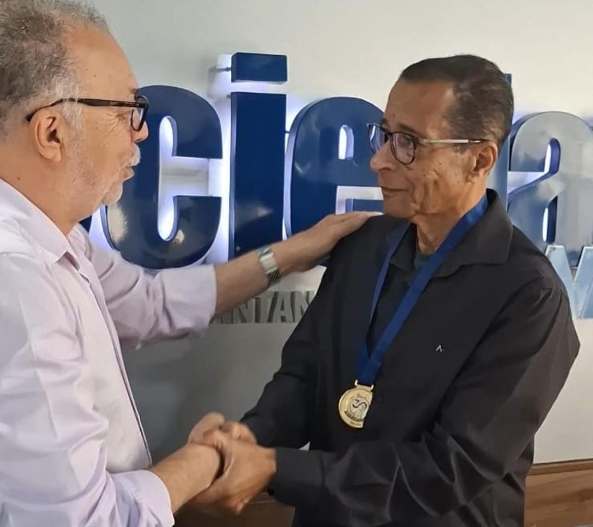 Entrega de medalha ao jornalista Dilton Coutinho pelo vice-presidente da Fundação Senhor dos Passos
