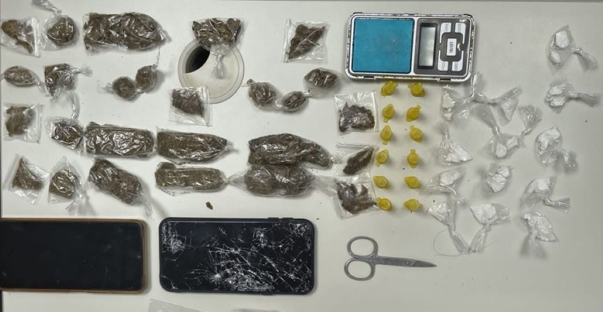 Dois homens são presos com mais de 50 porções de drogas em condomínio de Feira de Santana
