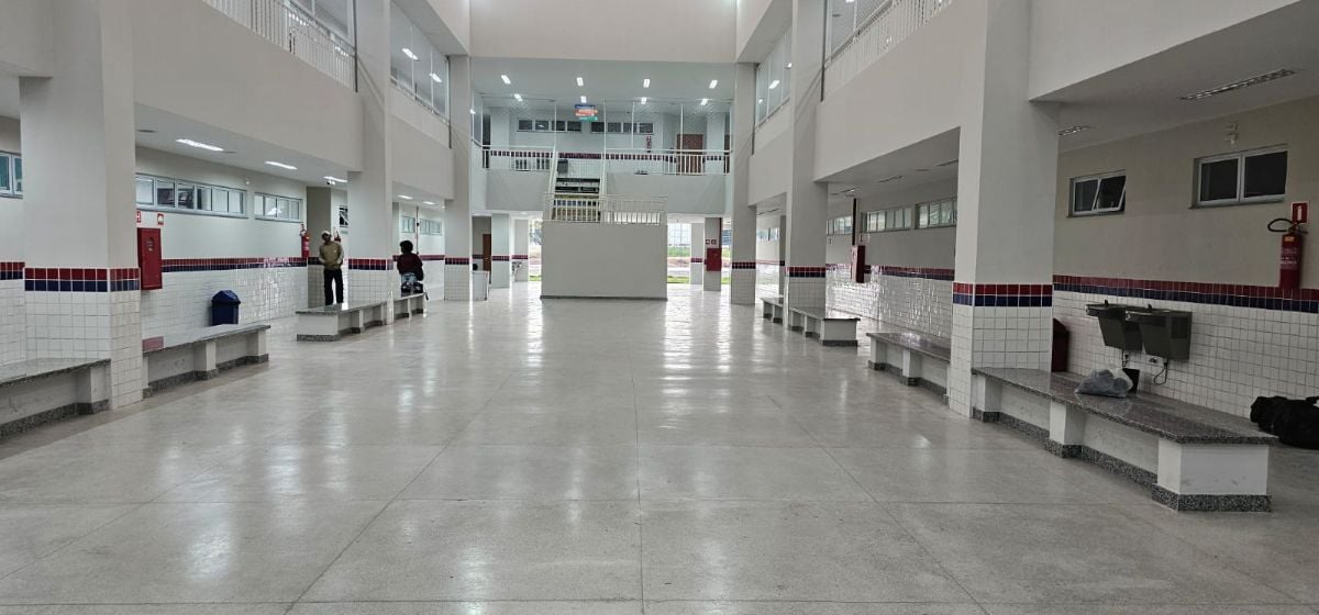 Mães de estudantes da educação infantil do novo CEB-Uefs, em Feira de Santana, se manifestaram, na manhã desta quinta-feira (16), para pedir melhorias na estrutura unidade e mais segurança.