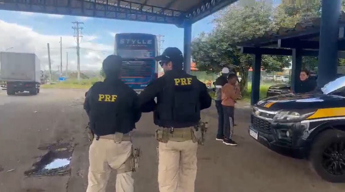 Fiscalização a ônibus na BR-116 sul pela PRF