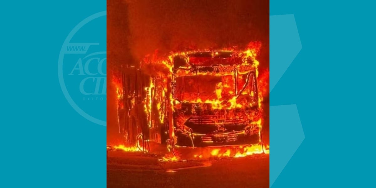 Grupo incendiou ônibus após o confronto 
