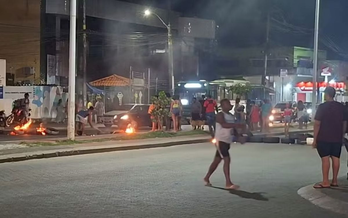 Grupo interditou uma rua da região com entulhos e pneus 