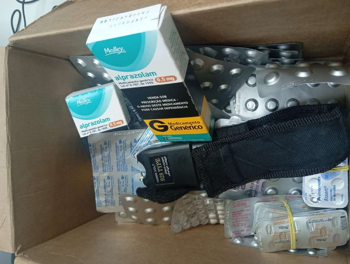 Homem é conduzido à delegacia após apreensão de medicamentos controlados e arma de choque