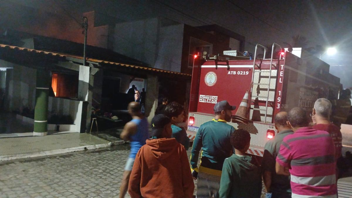 Incêndio atinge residência em condomínio no bairro Aviário, em Feira de Santana