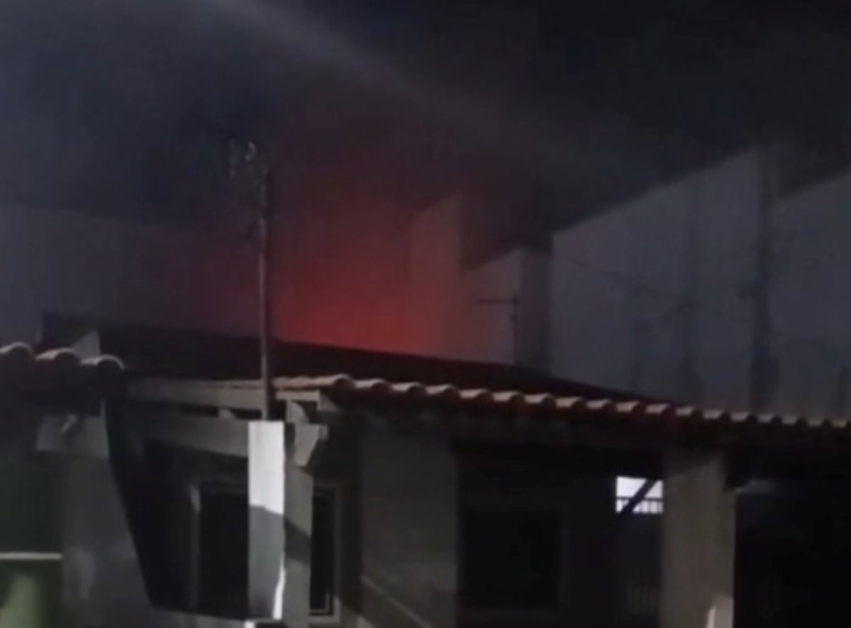 Incêndio atinge residência em condomínio no bairro Aviário, em Feira de Santana
