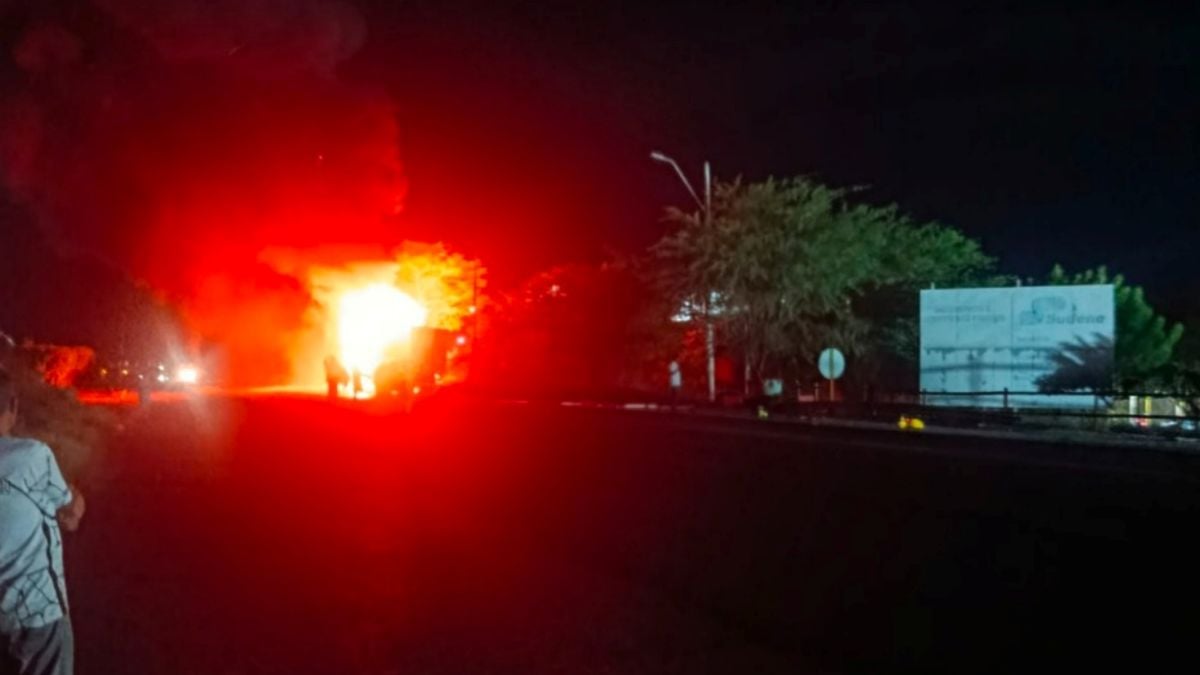 carreta pega fogo na BR-116