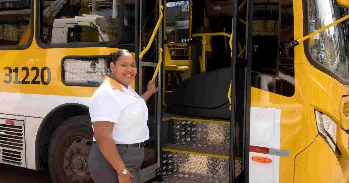 Mulher operando linhas de ônibus de Salvador