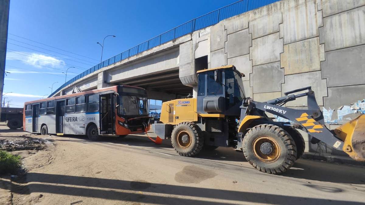 Ônibus lotado cai em vala na obra de duplicação do Anel de Contorno