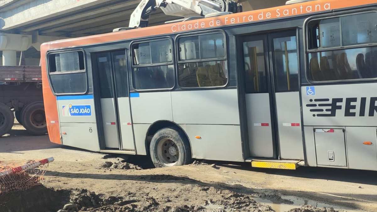 Ônibus lotado cai em vala na obra de duplicação do Anel de Contorno