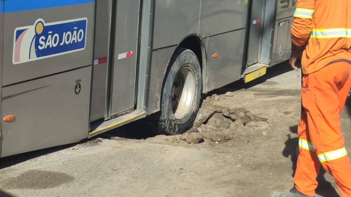 Ônibus lotado cai em vala na obra de duplicação do Anel de Contorno