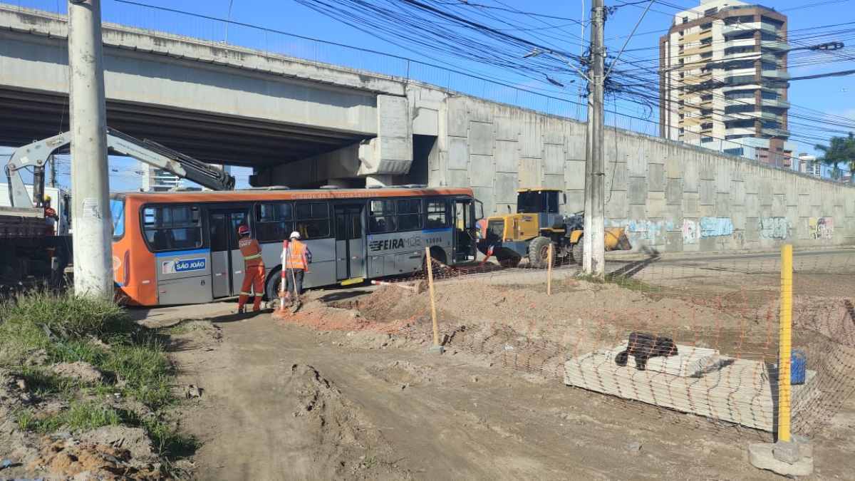 Ônibus lotado cai em vala na obra de duplicação do Anel de Contorno