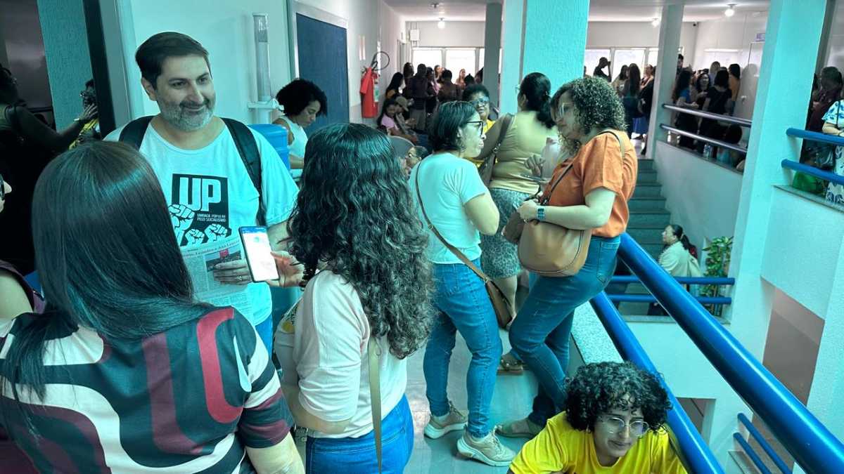 Professores paralisam atividades e participam de aula pública na sede da APLB Feira