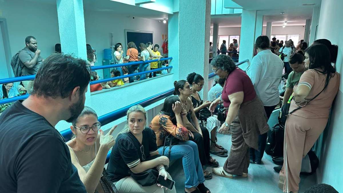 Professores paralisam atividades e participam de aula pública na sede da APLB Feira