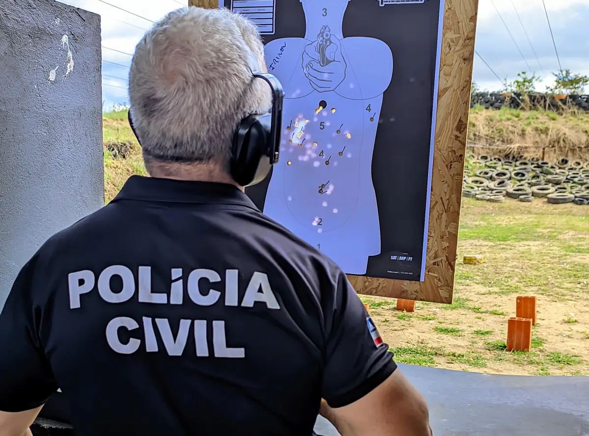 Delegados, investigadores e peritos participam de treinamento de tiro