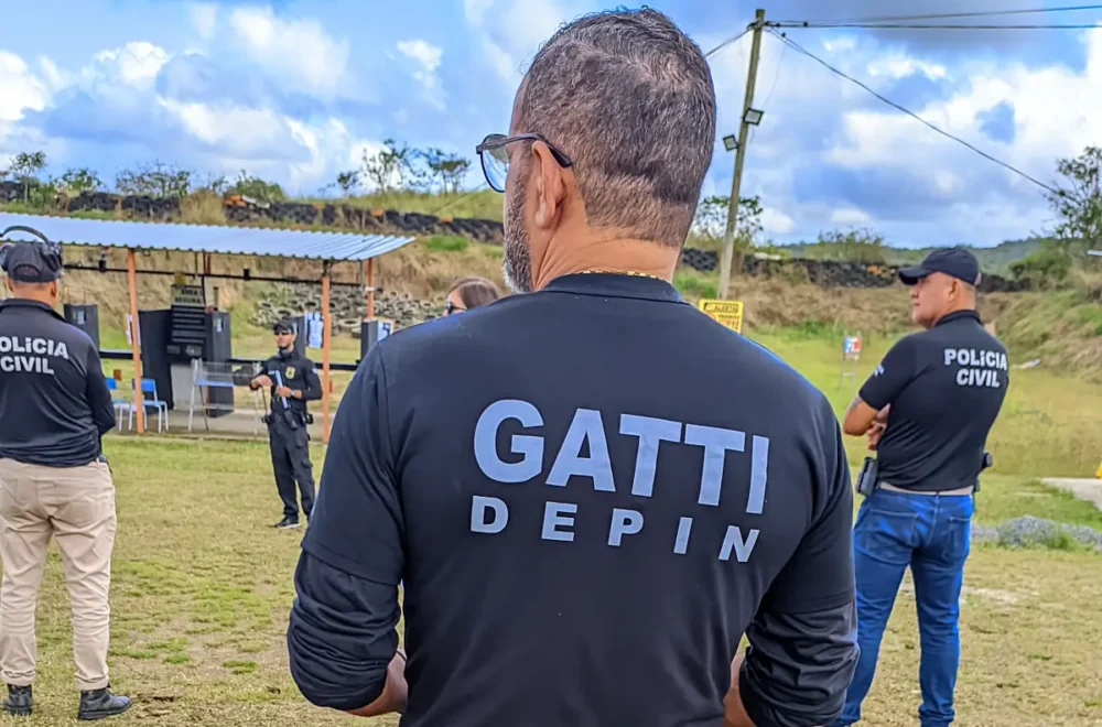 Delegados, investigadores e peritos participam de treinamento de tiro Delegados, investigadores e peritos participam de treinamento de tiro