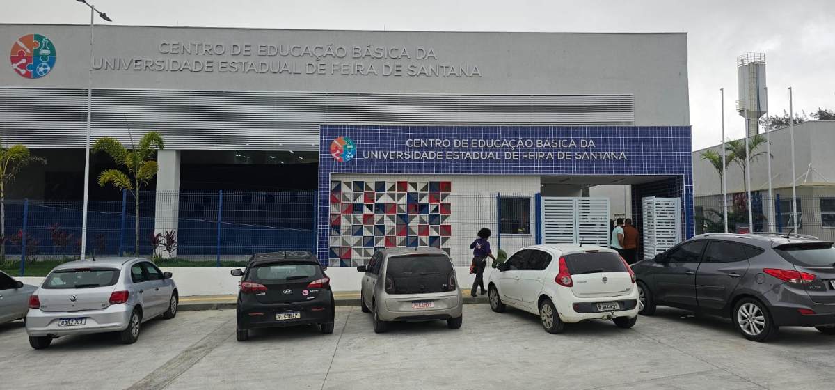 Mães de estudantes da educação infantil do novo CEB-Uefs, em Feira de Santana, se manifestaram, na manhã desta quinta-feira (16), para pedir melhorias na estrutura unidade e mais segurança.