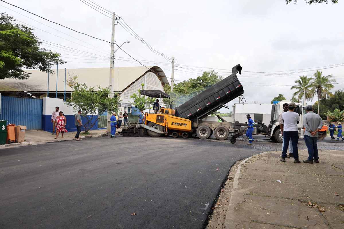 Prefeitura realiza pavimentação em ruas do Limoeiro; praça do bairro será reformada