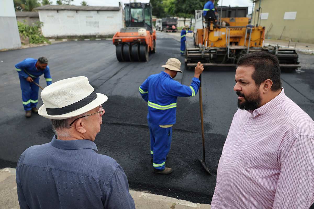 Prefeitura realiza pavimentação em ruas do Limoeiro; praça do bairro será reformada