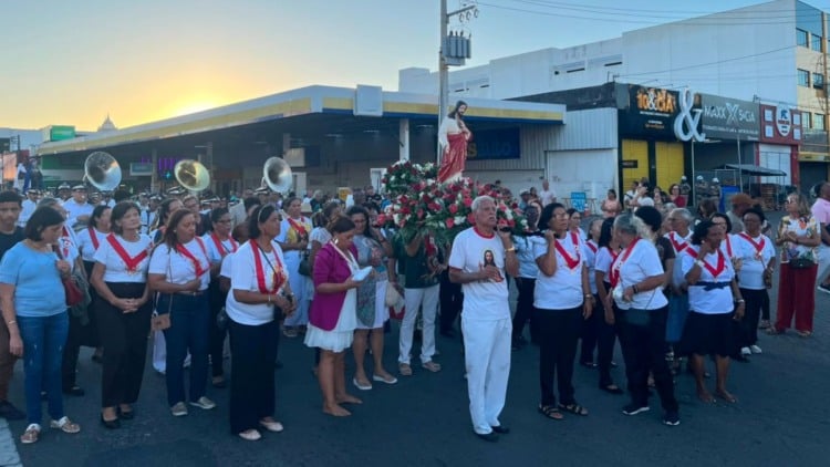 Procissão de Senhora Sant’Ana reúne dezenas de fiéis e encerra festa da padroeira em Feira