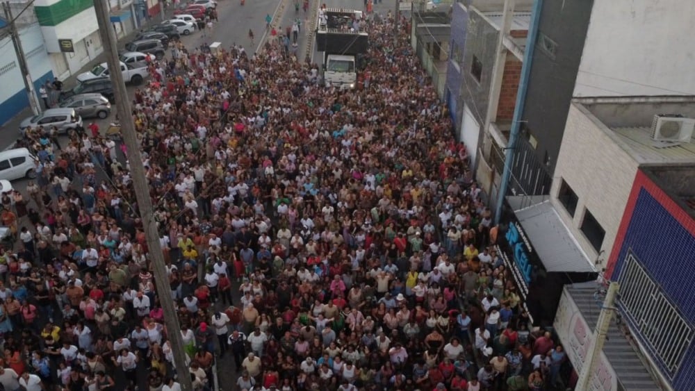 Procissão de Senhora Sant’Ana reúne dezenas de fiéis e encerra festa da padroeira em Feira