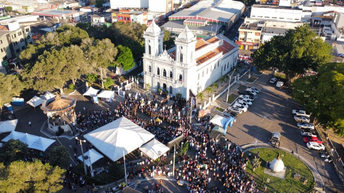 Procissão de Senhora Sant’Ana reúne dezenas de fiéis e encerra festa da padroeira em Feira