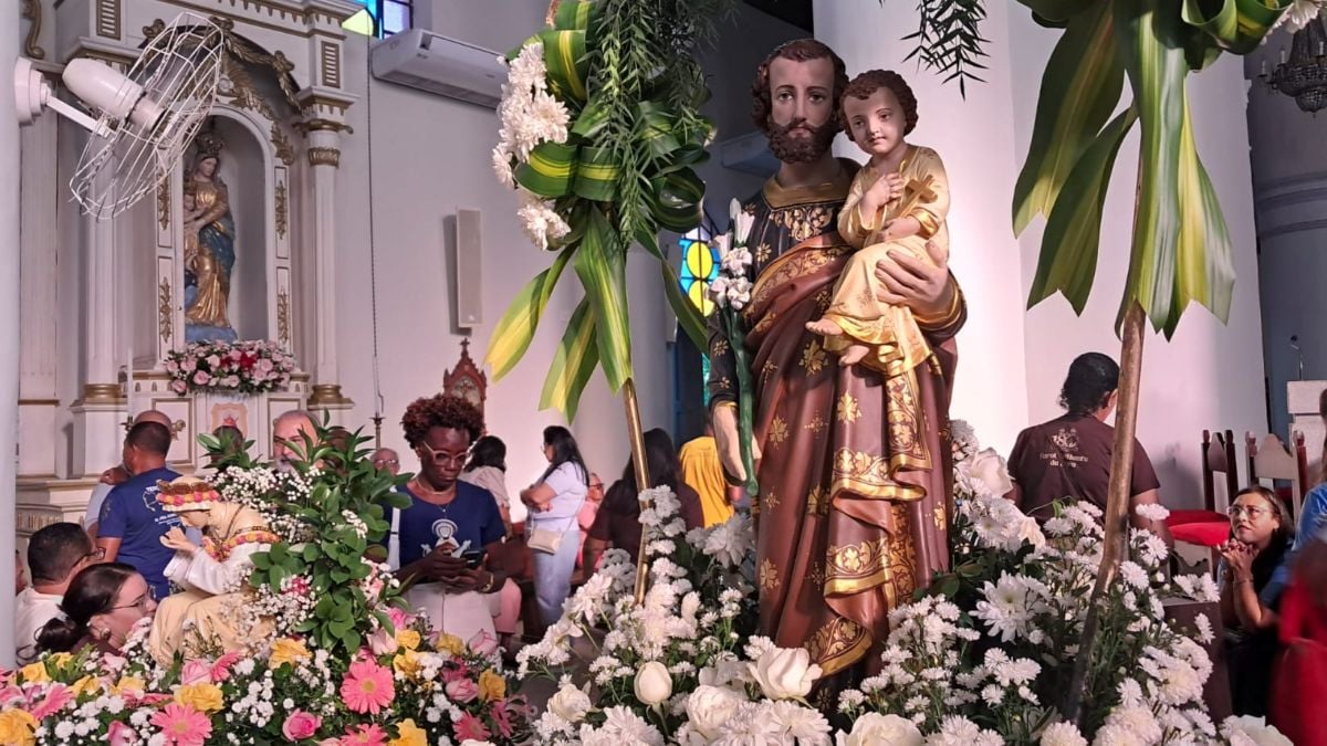 Procissão de Senhora Sant’Ana reúne dezenas de fiéis e encerra festa da padroeira em Feira