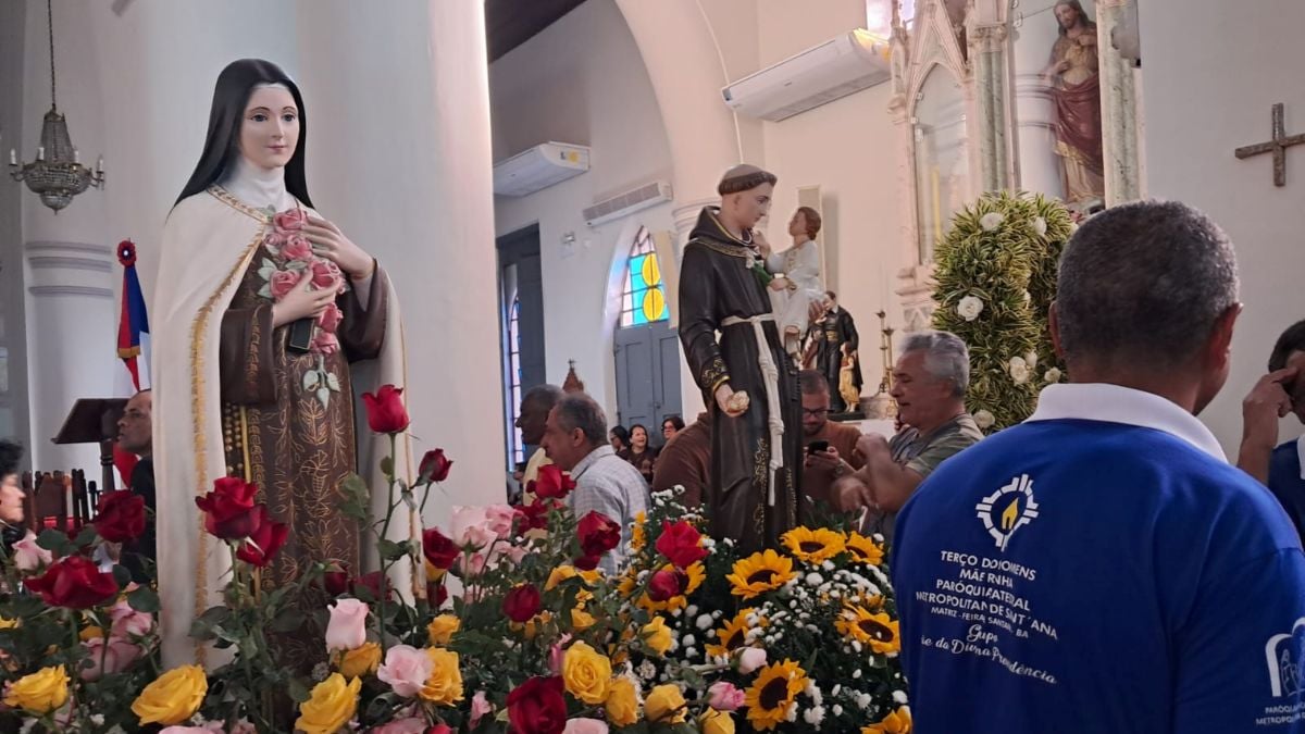Procissão de Senhora Sant’Ana reúne dezenas de fiéis e encerra festa da padroeira em Feira