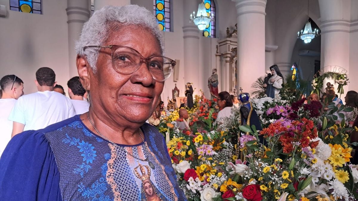 Procissão de Senhora Sant’Ana reúne dezenas de fiéis e encerra festa da padroeira em Feira