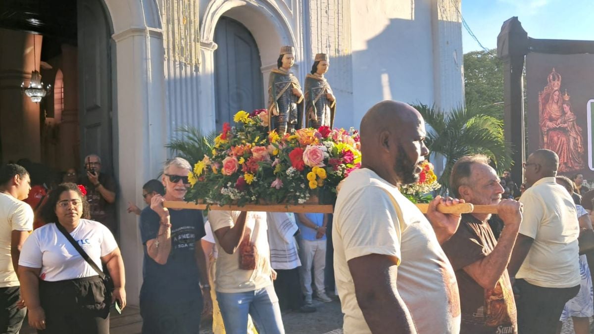 Procissão de Senhora Sant’Ana reúne dezenas de fiéis e encerra festa da padroeira em Feira