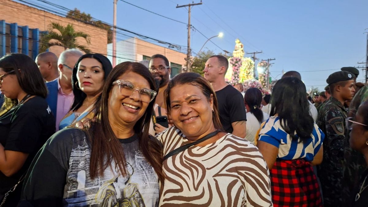 Procissão de Senhora Sant’Ana reúne dezenas de fiéis e encerra festa da padroeira em Feira