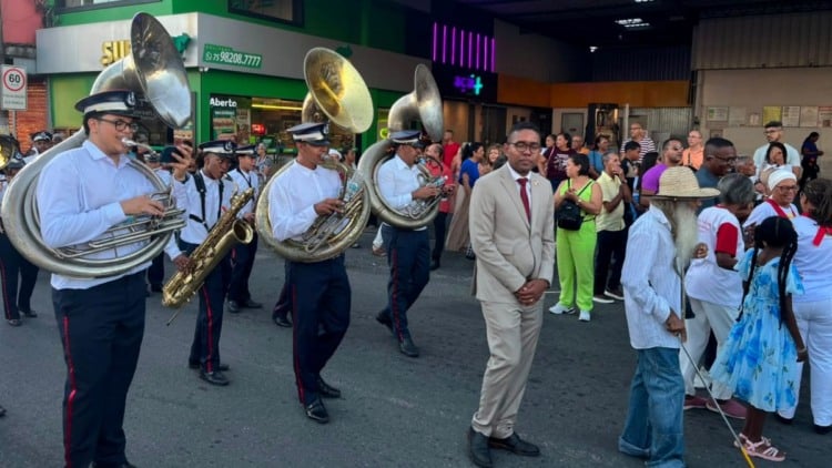 Procissão de Senhora Sant’Ana reúne dezenas de fiéis e encerra festa da padroeira em Feira