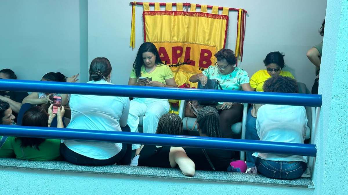 Professores paralisam atividades e participam de aula pública na sede da APLB Feira