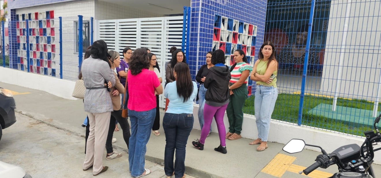 Mães de estudantes da educação infantil do novo CEB-Uefs, em Feira de Santana, se manifestaram, na manhã desta quinta-feira (16), para pedir melhorias na estrutura unidade e mais segurança.