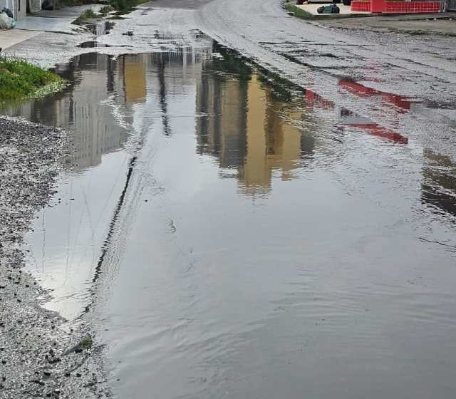 Rede de esgoto a céu aberto na Rua L do Conjunto Feira X