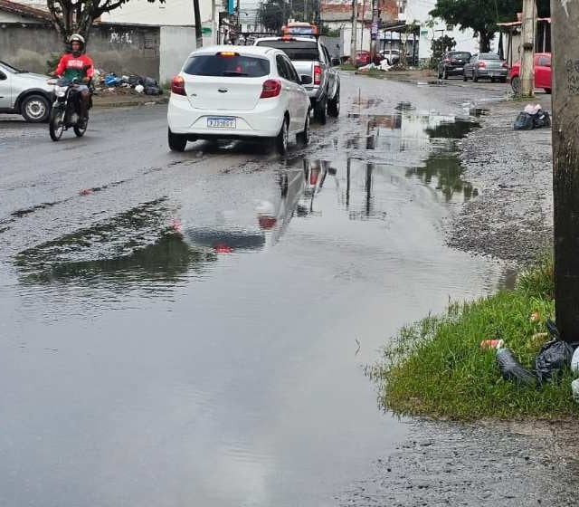 Rede de esgoto a céu aberto na Rua L do Conjunto Feira X