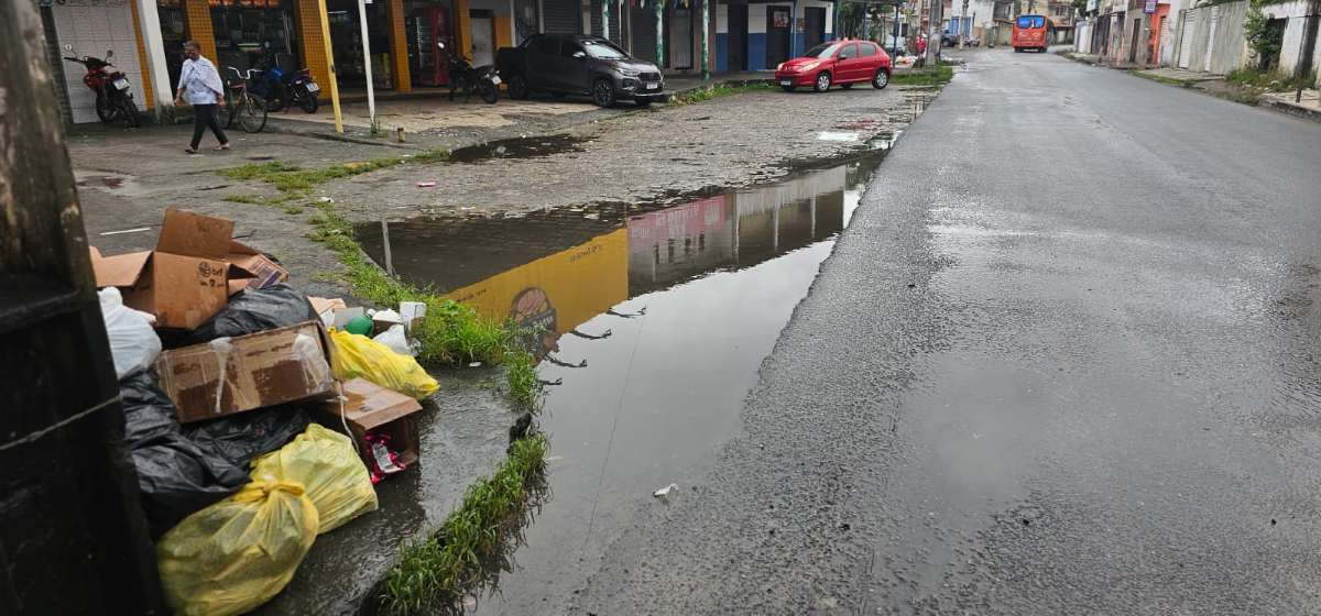 Rede de esgoto a céu aberto na Rua L do Conjunto Feira X