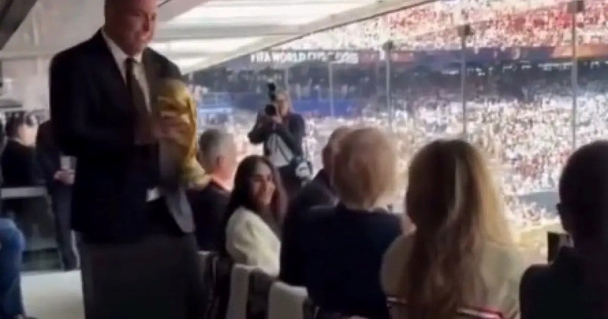 Ronaldo leva troféu da Copa até Trump em cerimônia antes da final