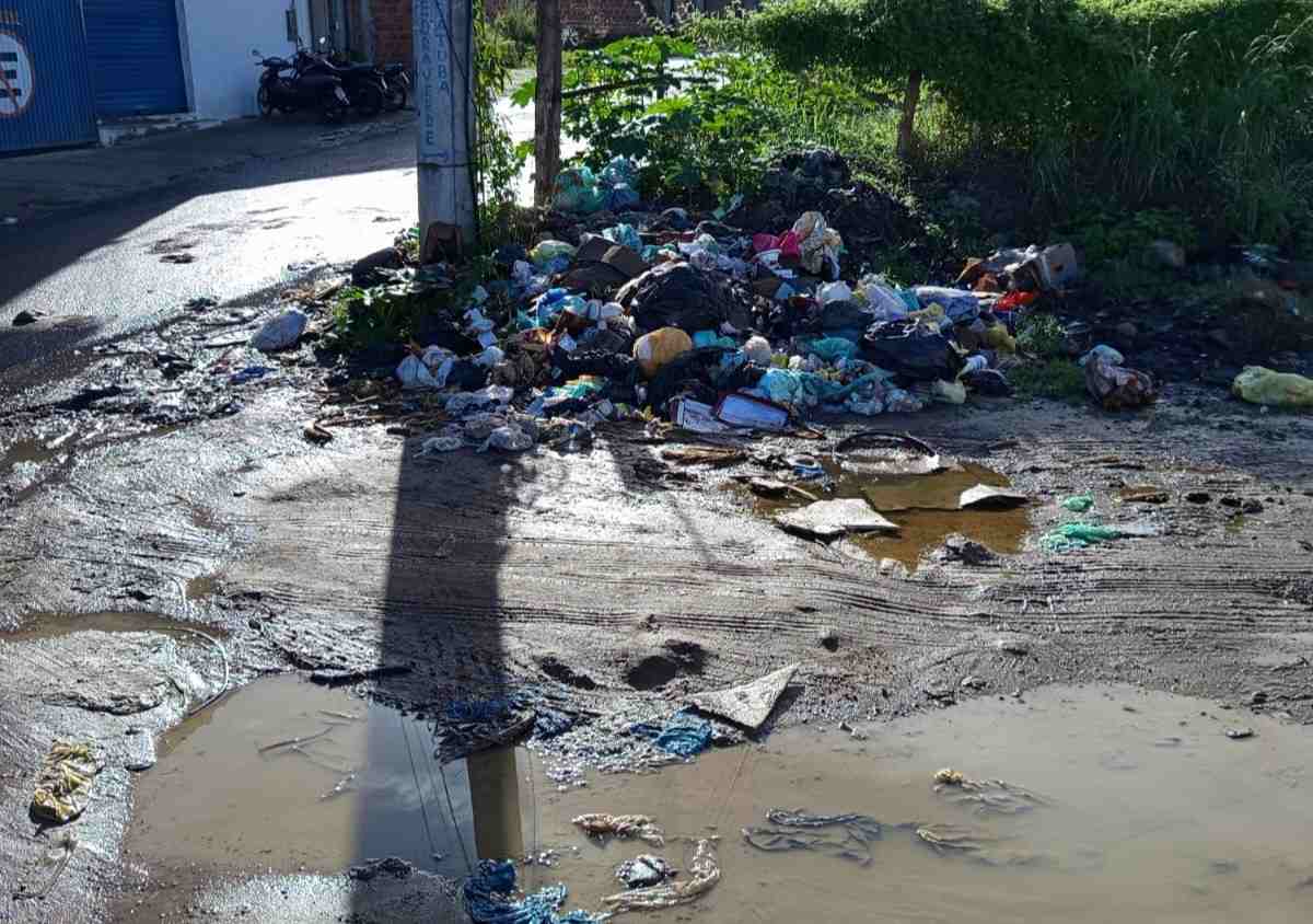 Rua Empresarial, no bairro Pedra do Descanso