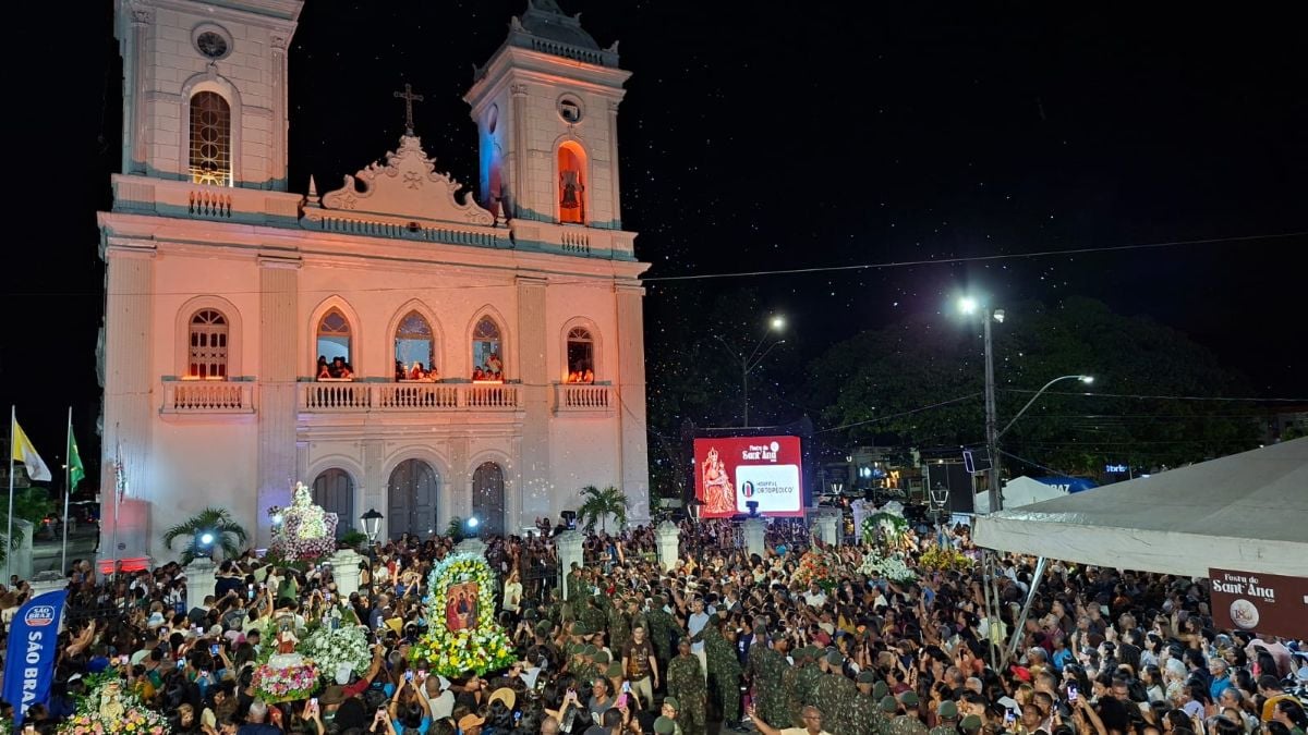 Procissão de Senhora Sant’Ana reúne dezenas de fiéis e encerra festa da padroeira em Feira
