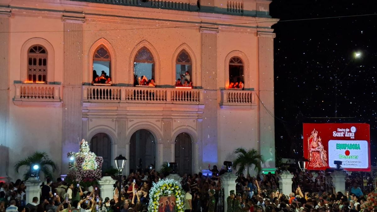 Procissão de Senhora Sant’Ana reúne dezenas de fiéis e encerra festa da padroeira em Feira