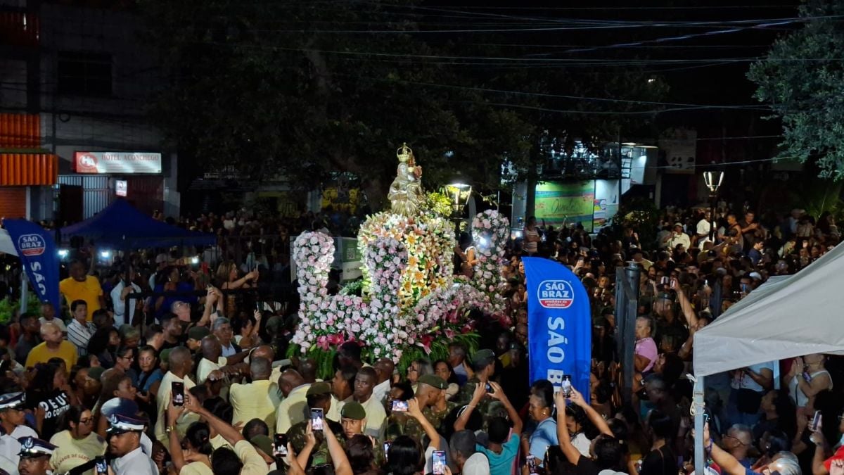 Procissão de Senhora Sant’Ana reúne dezenas de fiéis e encerra festa da padroeira em Feira
