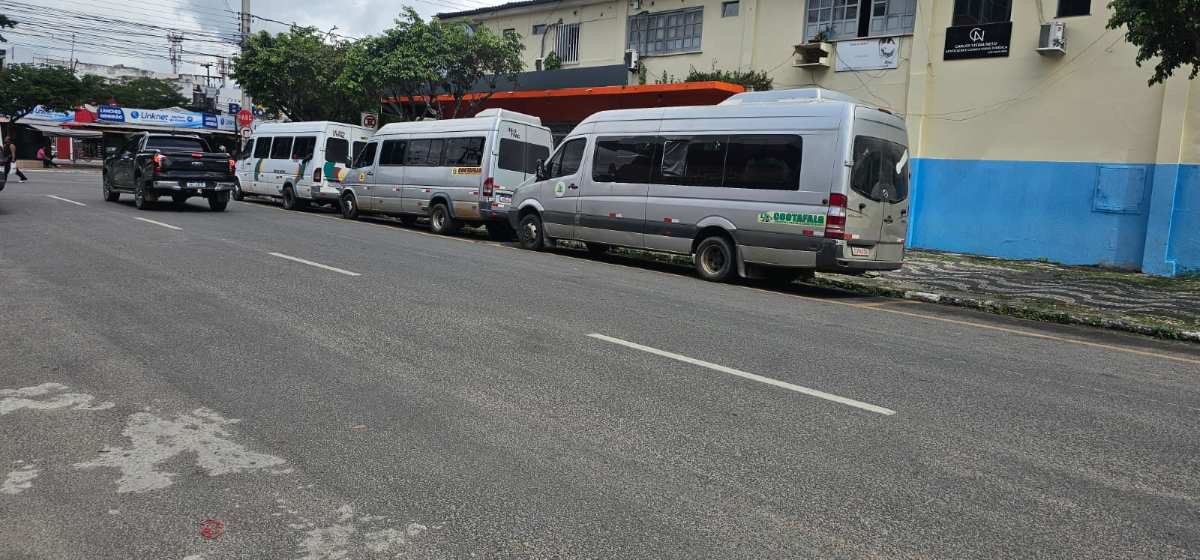Vans do Sistema de Transporte Alternativo de Feira de Santana