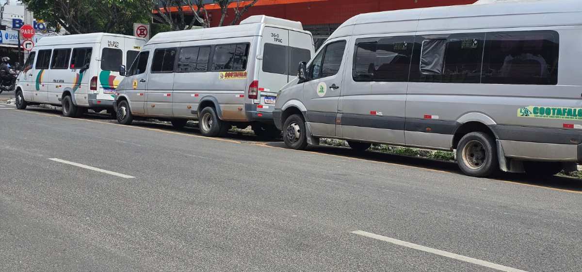 Vans do Sistema de Transporte Alternativo de Feira de Santana