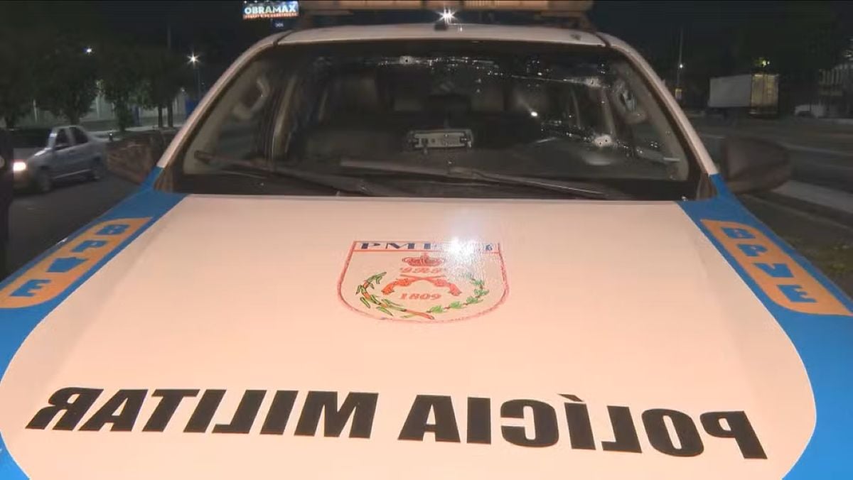 Marcas de tiros em para-brisa de carro da Polícia Militar após troca de tiros na Avenida Brasil