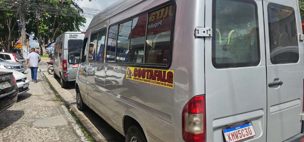 Vans do Sistema de Transporte Alternativo de Feira de Santana